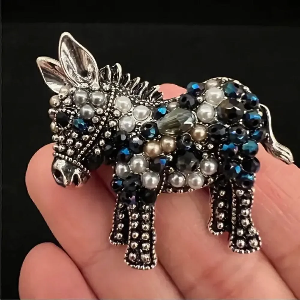 🩶 Betsey Johnson sparkling sweet donkey brooch 🩶
